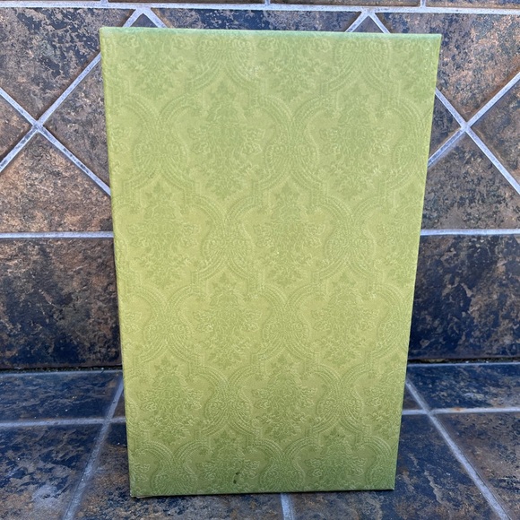 Gucci Small Green Shoe Box with dust bags, tote, tissue, ribbon and care books - Picture 7 of 8